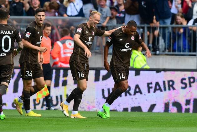 Sport Themen der Woche KW34 Sport Bilder des Tages Fussball I Herren I 2.Bundesliga l FC St. Pauli - SC Paderborn 07 I 06.Spieltag I Saison 2022-2023 I St. Pauli I 27.08.2022 I St. Pauli Torjubel zum 1:1 v.l. Boukhalfa Carlo (St.Pauli) , Torschuetze Amenyido Etienne (St.Pauli) , Sportplatz : Millerntor Stadion, St.Pauli Hamburg Deutschland *** Football I Men I 2 Bundesliga l FC St Pauli SC Paderborn 07 I 06 Matchday I Season 2022 2023 I St Pauli I 27 08 2022 I St Pauli goal celebration to 1 1 v l Boukhalfa Carlo St Pauli , Goalkeeper Amenyido Etienne St Pauli , Sportplatz Millerntor Stadion, St Pauli Hamburg Germany