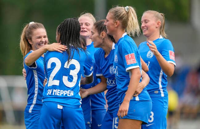 27.08.2022, Waldstadion, Meppen, GER, 1.Frauen-Bundesliga, Testspiel: SV Meppen vs Twente Enschede, Meppener Torjubel DFL REGULATIONS PROHIBIT ANY USE OF PHOTOGRAPHS AS IMAGE SEQUENCES AND OR QUASI-VIDEO. Meppen Niedersachsen Deutschland Waldstadion *** 27 08 2022, Waldstadion, Meppen, GER, 1 Women Bundesliga, Test match SV Meppen vs Twente Enschede, Meppen goal celebration DFL REGULATES PROHIBIT ANY USE OF PHOTOGRAPHS AS IMAGE SEQUENCES AND OR QUASI VIDEO Meppen Lower Saxony Germany Waldstadion