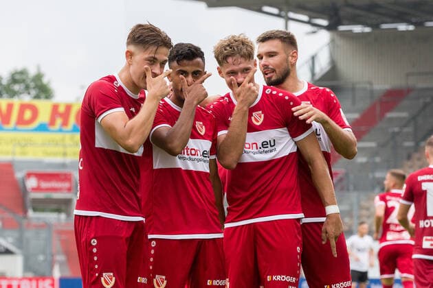 Sport Themen der Woche KW34 Sport Bilder des Tages Cottbus, Deutschland 27. August 2022: Regionalliga Nord Ost - 2022 2023 - FC Energie Cottbus vs. ZFC Meuselwitz 2.v.l. Ali Abu-Alfa (Energie Cottbus) jubelt nach seinem Tor zum 4:0 mit v.l. Arnel Kujovic (Energie Cottbus), Tobias Eisenhuth (Energie Cottbus) und Niclas Erlbeck (Energie Cottbus) Stadion der Freundschaft Brandenburg *** Cottbus, Germany 27 August 2022 Regionalliga Nord Ost 2022 2023 FC Energie Cottbus vs ZFC Meuselwitz 2 v l Ali Abu Alfa Energie Cottbus cheers after his goal to 4 0 with v l Arnel Kujovic Energie Cottbus , Tobias Eisenhuth Energie Cottbus and Niclas Erlbeck Energie Cottbus Stadion der Freundschaft Brandenburg Copyright: xFotostandx xWeilandx