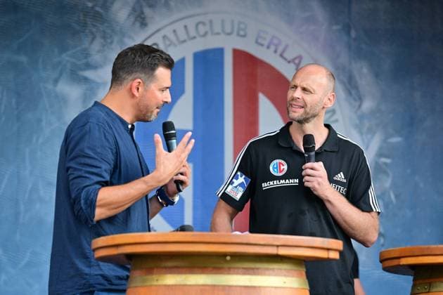 27.08.2022 - Handball - 1. Bundesliga - Saison 2022 2023 - HC Erlangen HCE - Veranstaltung Saisoneröffnung - - Dennis Baier ( Moderator ) Olafur Stefansson (Co-Trainer HC Erlangen HCE )