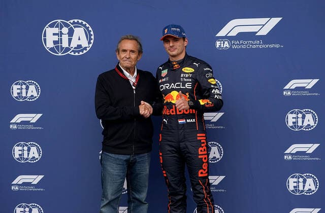 FORMULA 1 ROLEX BELGIAN GRAND PRIX 2022 27.08.2022, Circuit de Spa-Francorchamps, Spa-Franchorchamps, FORMULA 1 ROLEX BELGIAN GRAND PRIX 2022 , im Bild Der ehemalige Rennfahrer Jackie Ickx gratuliert Max Verstappen (NEL), Oracle Red Bull Racing zur Poleposition.