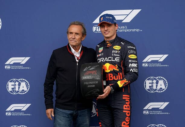 FORMULA 1 ROLEX BELGIAN GRAND PRIX 2022 27.08.2022, Circuit de Spa-Francorchamps, Spa-Franchorchamps, FORMULA 1 ROLEX BELGIAN GRAND PRIX 2022 , im Bild Der ehemalige Rennfahrer Jackie Ickx gratuliert Max Verstappen (NEL), Oracle Red Bull Racing zur Poleposition.