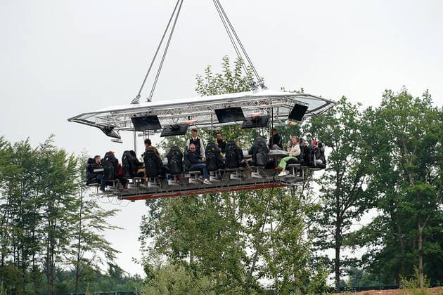 FORMULA 1 ROLEX BELGIAN GRAND PRIX 2022 27.08.2022, Circuit de Spa-Francorchamps, Spa-Franchorchamps, FORMULA 1 ROLEX BELGIAN GRAND PRIX 2022 , im Bild Gäste werden mit einer Gondel in die Höhe gehoben.