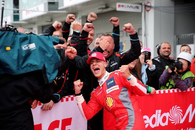 Bilder des Jahres 2022, Sport 08 August Sport Themen der Woche KW34 Sport Bilder des Tages Sheldon van der Linde (RSA), (Schubert Motorsport - BMW M4) freut sich über den Sieg beim DTM-Lauf auf dem Nürburgring. Copyright Thomas Pakusch *** Sheldon van der Linde RSA , Schubert Motorsport BMW M4 delighted with victory in DTM round at Nürburgring Copyright Thomas Pakusch