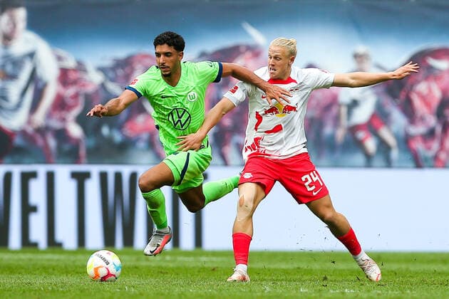 Sport Themen der Woche KW34 Sport Bilder des Tages RB Leipzig - Wolfsburg 27.08.2022 Leipzig, 27.08.2022, Red Bull Arena, Fussball, Saison 2022 2023, 1. Bundesliga, 4. Spieltag , RB Leipzig - VFL Wolfsburg 2:0 (1:0) , Im Bild v.l.: Omar Marmoush (33, Wolfsburg) und Xaver Schlager (24, RB Leipzig) , *** RB Leipzig Wolfsburg 27 08 2022 Leipzig, 27 08 2022, Red Bull Arena, football, 2022 2023 season, 1 Bundesliga, 4 matchday , RB Leipzig VFL Wolfsburg 2 0 1 0 , Pictured v l Omar Marmoush 33, Wolfsburg and Xaver Schlager 24, RB Leipzig ,