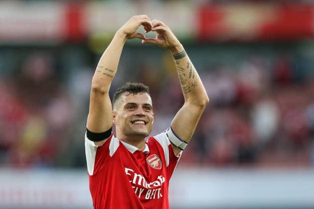 Premier League Arsenal v Fulham Granit Xhaka 34 of Arsenal acknowledges the fans at the final whistle London Emirates Stadium Greater London United Kingdom Copyright: xArronxGent NewsxImagesx
