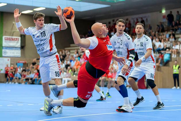 Sport Themen der Woche KW34 Sport Bilder des Tages Leutershausen, 27. August 2022: DHB Pokal 1. Runde - 22 23 - SG Leutershausen vs. SG BBM Bietigheim v.li. Alexander Velz (SG BBM Bietigheim), Lars Röller Roeller (Leutershausen) Leutershausen Heinrich-Beck-Halle Baden-Württemberg Deutschland *** Leutershausen, 27 August 2022 DHB Cup 1 Round 22 23 SG Leutershausen vs SG BBM Bietigheim v li Alexander Velz SG BBM Bietigheim , Lars Röller Roeller Leutershausen Leutershausen Heinrich Beck Halle Baden Württemberg Germany