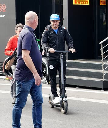 FORMULA 1 ROLEX BELGIAN GRAND PRIX 2022 28.08.2022, Circuit de Spa-Francorchamps, Spa-Franchorchamps, FORMULA 1 ROLEX BELGIAN GRAND PRIX 2022 , im Bild Fernando Alonso (ESP), Alpine F1 Team kommt mit einem Elektroscooter in das Fahrerlager.