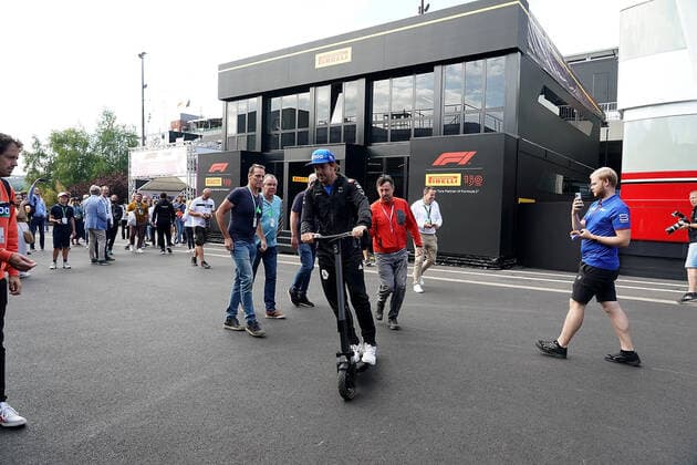 FORMULA 1 ROLEX BELGIAN GRAND PRIX 2022 28.08.2022, Circuit de Spa-Francorchamps, Spa-Franchorchamps, FORMULA 1 ROLEX BELGIAN GRAND PRIX 2022 , im Bild Fernando Alonso (ESP), Alpine F1 Team kommt mit einem Elektroscooter in das Fahrerlager.