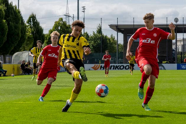 Sonntag, 28.08.2022 Saison 2022 2023 3. Spieltag A-Junioren-Bundesliga U19-Bundesliga im BVB Fussballpark Hohenbuschei, Dortmund, Deutschland. BV Borussia Dortmund U19 - Rot Weiss Essen U19. Rafael Lubach (Borussia Dortmund U19 15)