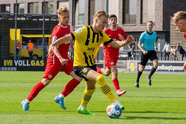 Sonntag, 28.08.2022 Saison 2022 2023 3. Spieltag A-Junioren-Bundesliga U19-Bundesliga im BVB Fussballpark Hohenbuschei, Dortmund, Deutschland. BV Borussia Dortmund U19 - Rot Weiss Essen U19. Julian Rijkhoff (Borussia Dortmund U19 9)
