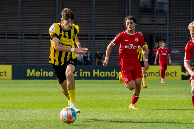 Sonntag, 28.08.2022 Saison 2022 2023 3. Spieltag A-Junioren-Bundesliga U19-Bundesliga im BVB Fussballpark Hohenbuschei, Dortmund, Deutschland. BV Borussia Dortmund U19 - Rot Weiss Essen U19. Noa-Gabriel Simic (Borussia Dortmund U19 7)
