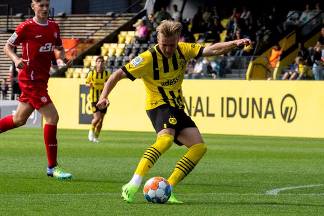 Sonntag, 28.08.2022 Saison 2022 2023 3. Spieltag A-Junioren-Bundesliga U19-Bundesliga im BVB Fussballpark Hohenbuschei, Dortmund, Deutschland. BV Borussia Dortmund U19 - Rot Weiss Essen U19. Julian Rijkhoff (Borussia Dortmund U19 9)