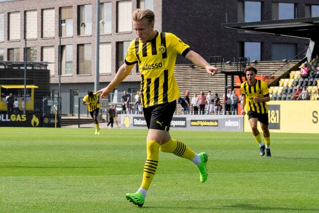 Sonntag, 28.08.2022 Saison 2022 2023 3. Spieltag A-Junioren-Bundesliga U19-Bundesliga im BVB Fussballpark Hohenbuschei, Dortmund, Deutschland. BV Borussia Dortmund U19 - Rot Weiss Essen U19. Julian Rijkhoff (Borussia Dortmund U19 9)