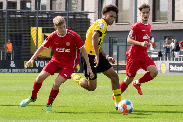 Sonntag, 28.08.2022 Saison 2022 2023 3. Spieltag A-Junioren-Bundesliga U19-Bundesliga im BVB Fussballpark Hohenbuschei, Dortmund, Deutschland. BV Borussia Dortmund U19 - Rot Weiss Essen U19. Pharrell Nnamdi Collins (Borussia Dortmund U19 4)