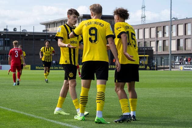 Sonntag, 28.08.2022 Saison 2022 2023 3. Spieltag A-Junioren-Bundesliga U19-Bundesliga im BVB Fussballpark Hohenbuschei, Dortmund, Deutschland. BV Borussia Dortmund U19 - Rot Weiss Essen U19. Torjubel der BVB U19 nach dem Treffer zum 1:0.
