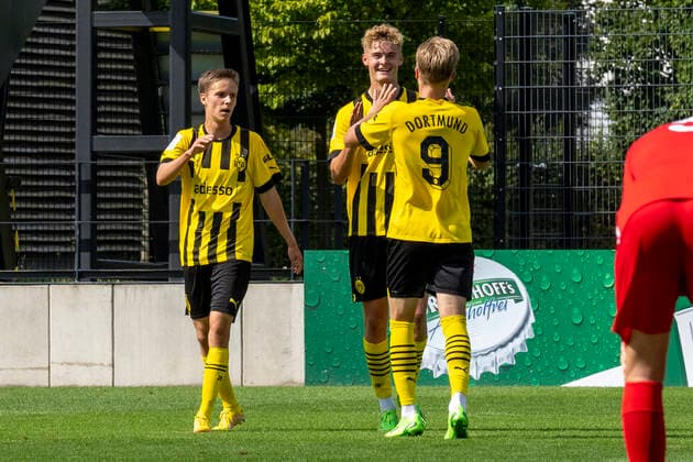 Sonntag, 28.08.2022 Saison 2022 2023 3. Spieltag A-Junioren-Bundesliga U19-Bundesliga im BVB Fussballpark Hohenbuschei, Dortmund, Deutschland. BV Borussia Dortmund U19 - Rot Weiss Essen U19. Tom Alexander Rothe (Borussia Dortmund U19 3) nach seinem Treffer zum 2:0.