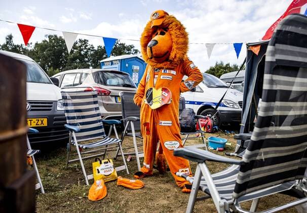 SPA - A fan of Max Verstappen prepares at the campsite in the run-up to the F1 Grand Prix of Belgium at the circuit of Spa-Francorchamps on August 29, 2022 in Spa, Belgium. REMKO DE WAAL F1 Grand Prix of Belgium 2022 xVIxANPxSportx xxANPxIVx