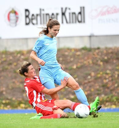 Fussball, Frauen, Saison 2022 2023, Regionalliga Nordost (1. Spieltag), FC Viktoria 1889 Berlin - 1. FC Union Berlin, v. l. Luise Wildner (1. FC Union Berlin), Marlies Sänger (Viktoria Berlin), 28.08. 2022, Copyright: xSebastianxRäppold MatthiasxKochx