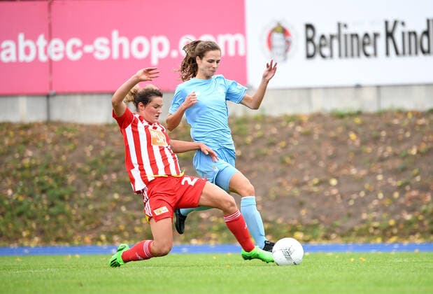 Fussball, Frauen, Saison 2022 2023, Regionalliga Nordost (1. Spieltag), FC Viktoria 1889 Berlin - 1. FC Union Berlin, v. l. Luise Wildner (1. FC Union Berlin), Marlies Sänger (Viktoria Berlin), 28.08. 2022, Copyright: xSebastianxRäppold MatthiasxKochx