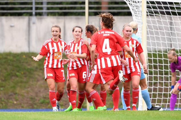 Fussball, Frauen, Saison 2022 2023, Regionalliga Nordost (1. Spieltag), FC Viktoria 1889 Berlin - 1. FC Union Berlin, Union jubelt nach Tor zum 1:1 durch Lisa Heiseler (li., 1. FC Union Berlin), 28.08. 2022, Copyright: xSebastianxRäppold MatthiasxKochx