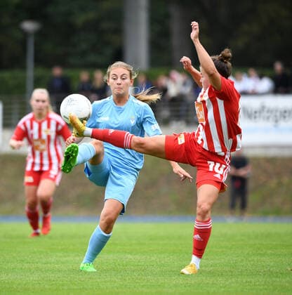 Fussball, Frauen, Saison 2022 2023, Regionalliga Nordost (1. Spieltag), FC Viktoria 1889 Berlin - 1. FC Union Berlin, v. l. Trinity Künzel (Viktoria Berlin), Latoya Maxime Bach (1. FC Union Berlin), 28.08. 2022, Copyright: xSebastianxRäppold MatthiasxKochx