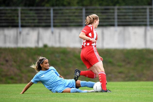 Fussball, Frauen, Saison 2022 2023, Regionalliga Nordost (1. Spieltag), FC Viktoria 1889 Berlin - 1. FC Union Berlin, v. l. Aylin Yaren (Viktoria Berlin), Pauline Wimmer (1. FC Union Berlin), 28.08. 2022, Copyright: xSebastianxRäppold MatthiasxKochx