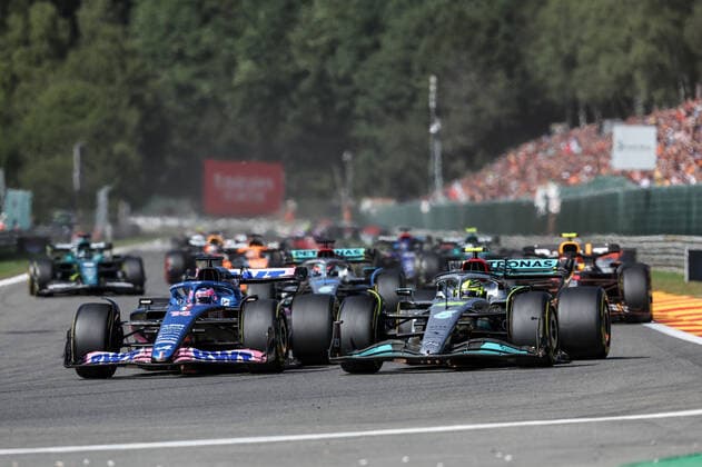Start race 14 ALONSO Fernando (spa), Alpine F1 Team A522, action 44 HAMILTON Lewis (gbr), Mercedes AMG F1 Team W13, action during the Formula 1 Rolex Belgian Grand Prix 2022, 14th round of the 2022 FIA Formula One World Championship, WM, Weltmeisterschaft from August 26 to 28, 2022 on the Circuit de Spa-Francorchamps, in Francorchamps, Belgium - F1 - BELGIAN GRAND PRIX 2022 - RACE DPPI Panoramic G00D7512