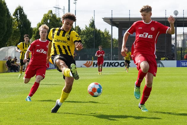 Sonntag, 28.08.2022 Saison 2022 2023 3. Spieltag A-Junioren-Bundesliga U19-Bundesliga im BVB Fussballpark Hohenbuschei, Dortmund, Deutschland. BV Borussia Dortmund U19 - Rot Weiss Essen U19. Rafael Lubach (Borussia Dortmund U19 15)