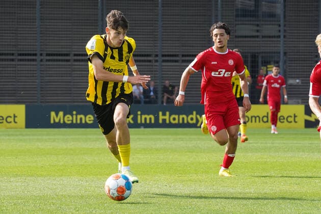 Sonntag, 28.08.2022 Saison 2022 2023 3. Spieltag A-Junioren-Bundesliga U19-Bundesliga im BVB Fussballpark Hohenbuschei, Dortmund, Deutschland. BV Borussia Dortmund U19 - Rot Weiss Essen U19. Noa-Gabriel Simic (Borussia Dortmund U19 7)