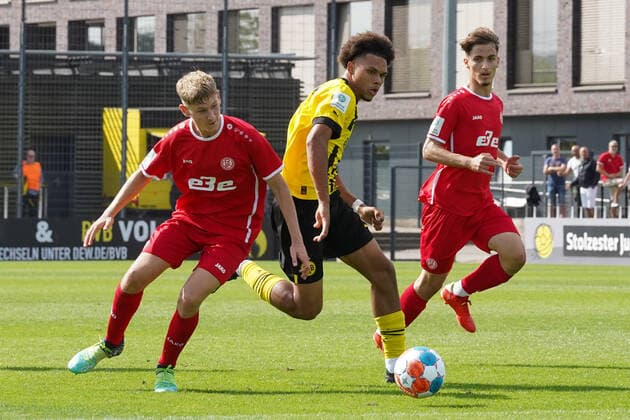 Sonntag, 28.08.2022 Saison 2022 2023 3. Spieltag A-Junioren-Bundesliga U19-Bundesliga im BVB Fussballpark Hohenbuschei, Dortmund, Deutschland. BV Borussia Dortmund U19 - Rot Weiss Essen U19. Pharrell Nnamdi Collins (Borussia Dortmund U19 4)