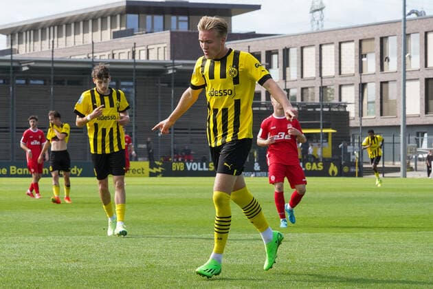Sonntag, 28.08.2022 Saison 2022 2023 3. Spieltag A-Junioren-Bundesliga U19-Bundesliga im BVB Fussballpark Hohenbuschei, Dortmund, Deutschland. BV Borussia Dortmund U19 - Rot Weiss Essen U19. Julian Rijkhoff (Borussia Dortmund U19 9)