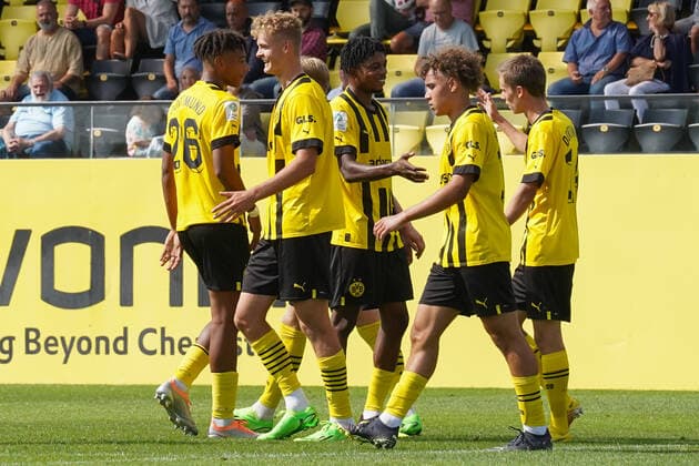 Sonntag, 28.08.2022 Saison 2022 2023 3. Spieltag A-Junioren-Bundesliga U19-Bundesliga im BVB Fussballpark Hohenbuschei, Dortmund, Deutschland. BV Borussia Dortmund U19 - Rot Weiss Essen U19. Der Jubel der BVB U19 nach dem Treffer zum 2:0 durch Tom Alexander Rothe (Borussia Dortmund U19 3).