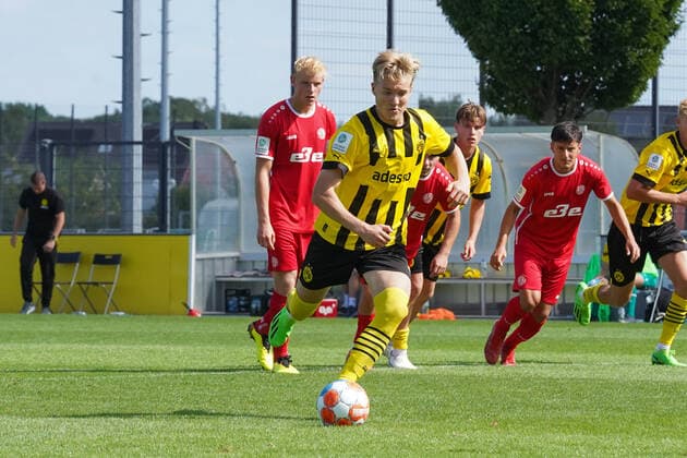 Sonntag, 28.08.2022 Saison 2022 2023 3. Spieltag A-Junioren-Bundesliga U19-Bundesliga im BVB Fussballpark Hohenbuschei, Dortmund, Deutschland. BV Borussia Dortmund U19 - Rot Weiss Essen U19. Julian Rijkhoff (Borussia Dortmund U19 9)