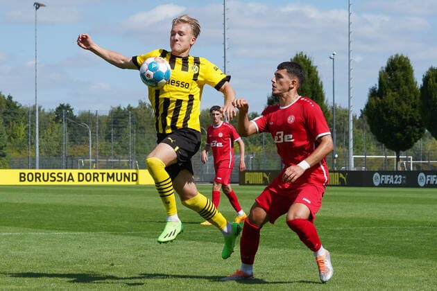 Sonntag, 28.08.2022 Saison 2022 2023 3. Spieltag A-Junioren-Bundesliga U19-Bundesliga im BVB Fussballpark Hohenbuschei, Dortmund, Deutschland. BV Borussia Dortmund U19 - Rot Weiss Essen U19. Julian Rijkhoff (Borussia Dortmund U19 9)