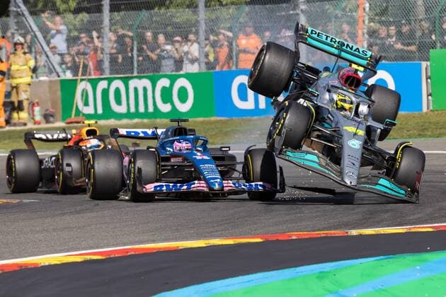 Unfall zwischen Lewis Hamilton (Mercedes AMG Petronas Motorsport) und Fernando Alonso (Alpine F1 Team), Grosser Preis von Belgien 2022, Motorsport, Formel 1, 28.08.2022 Grosser Preis von Belgien 2022, Motorsport, Formel 1, 28.08.2022 Copyright: xEibner-Pressefoto AlexanderxNeisx EP_ANS