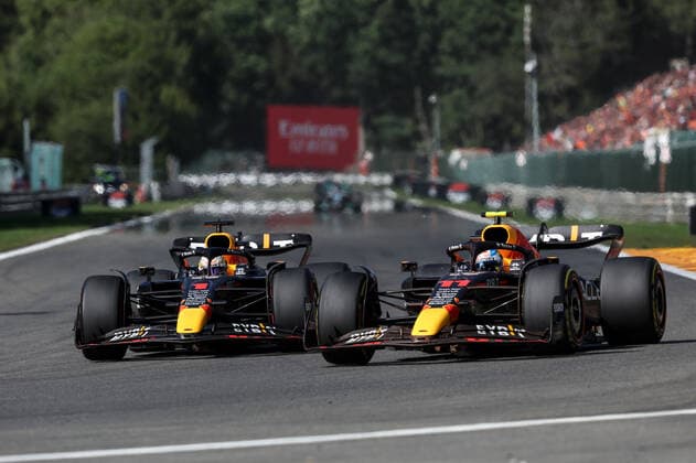 01 VERSTAPPEN Max (nld), Red Bull Racing RB18, action 11 PEREZ Sergio (mex), Red Bull Racing RB18, action during the Formula 1 Rolex Belgian Grand Prix 2022, 14th round of the 2022 FIA Formula One World Championship, WM, Weltmeisterschaft from August 26 to 28, 2022 on the Circuit de Spa-Francorchamps, in Francorchamps, Belgium - F1 - BELGIAN GRAND PRIX 2022 - RACE DPPI Panoramic G00D7806