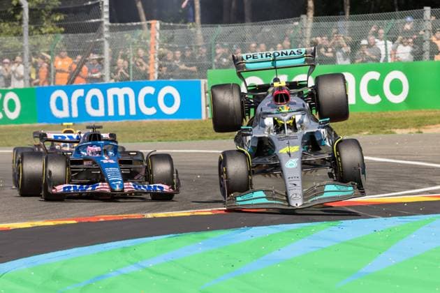 Sport Bilder des Tages Unfall zwischen Lewis Hamilton (Mercedes AMG Petronas Motorsport) und Fernando Alonso (Alpine F1 Team), Grosser Preis von Belgien 2022, Motorsport, Formel 1, 28.08.2022 Grosser Preis von Belgien 2022, Motorsport, Formel 1, 28.08.2022 Copyright: xEibner-Pressefoto AlexanderxNeisx EP_ANS