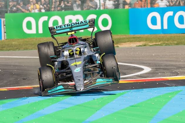 Lewis Hamilton (Mercedes AMG Petronas Motorsport) nach Kollision mit Fernando Alonso (Alpine F1 Team) in der Luft, Grosser Preis von Belgien 2022, Motorsport, Formel 1, 28.08.2022 Grosser Preis von Belgien 2022, Motorsport, Formel 1, 28.08.2022 Copyright: xEibner-Pressefoto AlexanderxNeisx EP_ANS
