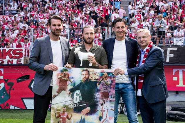 Bilder des Jahres 2022, Sport 08 August Sport Themen der Woche KW34 Sport Bilder des Tages 1. Fussball Bundesliga; 1. FC Koeln - VfB Stuttgart; 28.08.2022 Thomas Kessler (1. FC Koeln Leiter der Lizenzspielerabteilung), Marco Hoeger, Christian Keller (Geschaeftsfuehrer 1. FC Koeln), Eckhard Sauren (Vizepraesident 1. FC Koeln) bei der Verabschiedung von Hoeger 1. Fussball Bundesliga, 1. FC Koeln - VfB Stuttgart, Koeln, Rheinenergiestadion DFL REGULATIONS PROHIBIT ANY USE OF PHOTOGRAPHS AS IMAGE SEQUENCES AND OR QUASI-VIDEO. *** 1 Soccer Bundesliga 1 FC Koeln VfB Stuttgart 28 08 2022 Thomas Kessler 1 FC Koeln Head of Licensed Player Department , Marco Hoeger, Christian Keller Managing Director 1 FC Koeln , Eckhard Sauren Vice President 1 FC Koeln at the farewell of Hoeger 1 Soccer Bundesliga, 1 FC Koeln VfB Stuttgart, Koeln, Rheinenergiestadion DFL REGULATIONS PROHIBIT ANY USE OF PHOTOGRAPHS AS IMAGE SEQUENCES AND OR QUASI VIDEO Copyright: xBEAUTIFULxSPORTS Wunderlx