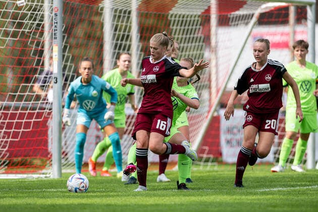 - 28.08.2022 - Fussball - Saison 2022 2023 - 2. Frauen - Fussball - Bundesliga - 1. Spieltag - 1. FC Nürnberg FCN ( Club ) - VFL Wolfsburg II - ThHa - Antonia Haase (3, VFL Wolfsburg II ) Anne Führlein (16, 1. FC Nürnberg FCN )