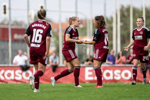 - 28.08.2022 - Fussball - Saison 2022 2023 - 2. Frauen - Fussball - Bundesliga - 1. Spieltag - 1. FC Nürnberg FCN ( Club ) - VFL Wolfsburg II - ThHa - Torjubel Kerstin Bogenschütz Bogenschuetz (8, 1. FC Nürnberg FCN ) Elena Mühlemann (14, 1. FC Nürnberg FCN )