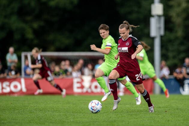 - 28.08.2022 - Fussball - Saison 2022 2023 - 2. Frauen - Fussball - Bundesliga - 1. Spieltag - 1. FC Nürnberg FCN ( Club ) - VFL Wolfsburg II - ThHa - Nastassja Lein (24, 1. FC Nürnberg FCN ) dahinter Paula Auguste Helga Klensmann (18, VFL Wolfsburg II )