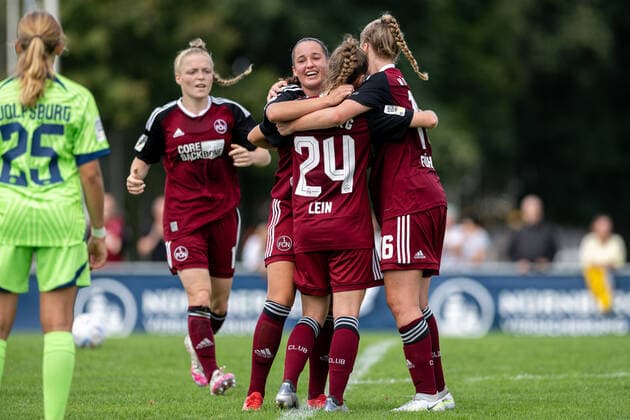 - 28.08.2022 - Fussball - Saison 2022 2023 - 2. Frauen - Fussball - Bundesliga - 1. Spieltag - 1. FC Nürnberg FCN ( Club ) - VFL Wolfsburg II - ThHa - Torjubel Freude nach 3:0 durch Nastassja Lein (24, 1. FC Nürnberg FCN ) Elena Mühlemann (14, 1. FC Nürnberg FCN ) Anne Führlein (16, 1. FC Nürnberg FCN )