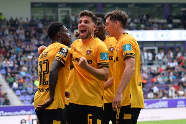 Sport Themen der Woche KW34 Sport Bilder des Tages Schuetze des goldenen Tores, Christian Conteh (SG Dynamo Dresden) li., Tom Baumgart (FC Erzgebirge Aue) re. und Ahmet Arslan (SG Dynamo Dresden) Mitte, FC Erzgebirge Aue vs. SG Dynamo Dresden, Fussball, 3. Liga, 28.08.2022 DFL REGULATIONS PROHIBIT ANY USE OF PHOTOGRAPHS AS IMAGE SEQUENCES AND OR QUASI-VIDEO FC Erzgebirge Aue vs. SG Dynamo Dresden, Fussball, 3. Liga, 28.08.2022 Aue-Bad Schlema *** Schuetze des goldenen Tores, Christian Conteh SG Dynamo Dresden li , Tom Baumgart FC Erzgebirge Aue re and Ahmet Arslan SG Dynamo Dresden Mitte, FC Erzgebirge Aue vs SG Dynamo Dresden, Fussball, 3 Liga, 28 08 2022 DFL REGULATIONS PROHIBIT ANY USE OF PHOTOGRAPHS AS IMAGE SEQUENCES AND OR QUASI VIDEO FC Erzgebirge Aue vs SG Dynamo Dresden, Fussball, 3 Liga, 28 08 2022 Aue Bad Schlema Copyright: xBertxHarzer xEibner-xPressefotox