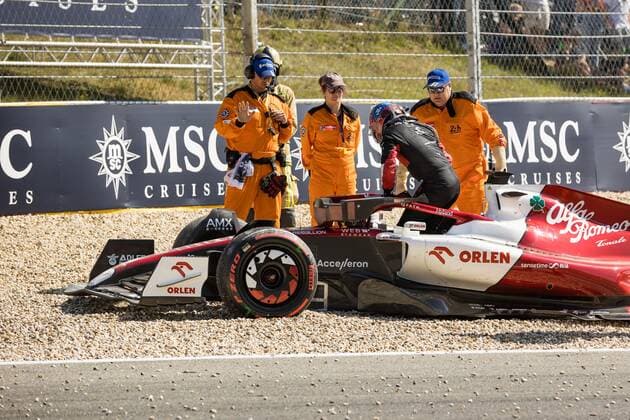 Valtteri Bottas (Alfa Romeo F1 Team) steigt aus seinem Auto im Kiesbett aus, Grosser Preis von Belgien 2022, Motorsport, Formel 1, 28.08.2022 Grosser Preis von Belgien 2022, Motorsport, Formel 1, 28.08.2022 Copyright: xEibner-Pressefoto AlexanderxNeisx EP_ANS