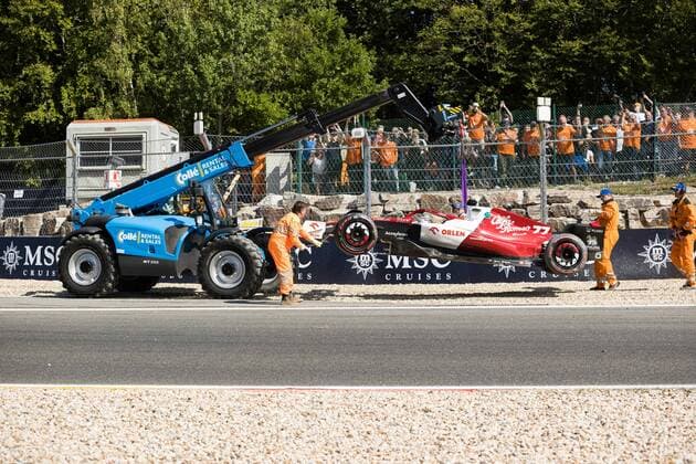 Das Auto von Valtteri Bottas (Alfa Romea F1 Team) wird abgeschleppt, Grosser Preis von Belgien 2022, Motorsport, Formel 1, 28.08.2022 Grosser Preis von Belgien 2022, Motorsport, Formel 1, 28.08.2022 Copyright: xEibner-Pressefoto AlexanderxNeisx EP_ANS