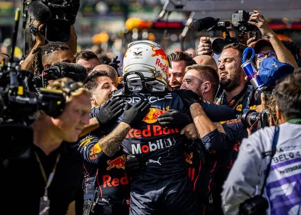 SPA - Max Verstappen (Oracle Red Bull Racing) cheers with his teammates after winning the F1 Grand Prix of Belgium at the Spa-Francorchamps circuit on August 29, 2022 in Spa, Belgium. REMKO DE WAAL F1 Grand Prix of Belgium 2022 xVIxANPxSportx xxANPxIVx