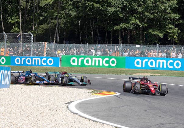 FORMULA 1 ROLEX BELGIAN GRAND PRIX 2022 28.08.2022, Circuit de Spa-Francorchamps, Spa-Franchorchamps, FORMULA 1 ROLEX BELGIAN GRAND PRIX 2022 , im Bild Unfall zwischen Fernando Alonso (ESP), Alpine F1 Team und Lewis Hamilton (GBR), Mercedes-AMG Petronas Formula One Team