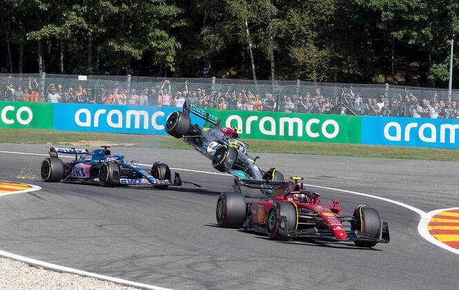 FORMULA 1 ROLEX BELGIAN GRAND PRIX 2022 28.08.2022, Circuit de Spa-Francorchamps, Spa-Franchorchamps, FORMULA 1 ROLEX BELGIAN GRAND PRIX 2022 , im Bild Unfall zwischen Fernando Alonso (ESP), Alpine F1 Team und Lewis Hamilton (GBR), Mercedes-AMG Petronas Formula One Team